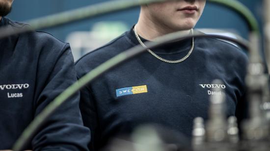 Swecon ställer även upp med verkstadshandböcker och specialverktyg. Alla i årskurs två som väljer inriktningen tunga fordon och reparation får dessutom kläder från Swecon.