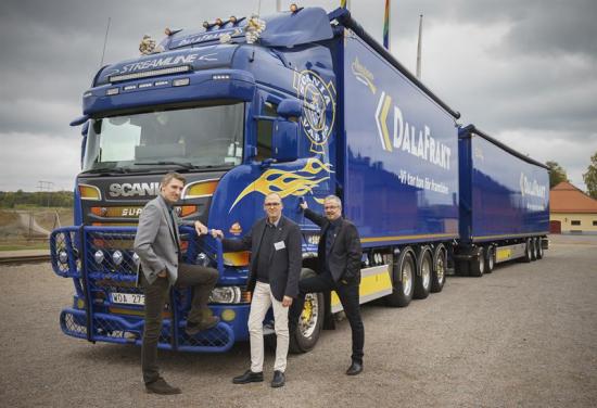 Ulric Långberg, Sveriges &Aring;keriföretag, Jörgen Olofsson, Transportchef, Stora Enso Skog och <span>Anders &Ouml;rtendahl, Operativ inköpschef Transport, Stora Enso Skog </span>medverkade vid ett branschseminarium kring säkerhetsfrågor. På bilden ses Dalafrakts klimatsmarta lastbil på 74 ton, en lastbilstyp som kommer att vara ett viktigt inslag i den framtida skogslogistiken och bidra till en säkrare trafikmiljö.