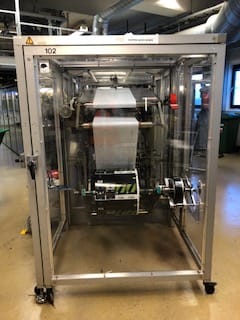 Tidigare fanns det en klämrisk om man öppnade dörren när maskinen var igång. Nu bryts strömmen automatiskt om man öppnar dörren. Ett av många exempel på hur man gjort arbetsmiljön säkrare på Zoégas. Nyckeln till framgång menar man kan sammanfattas i fyra punkter: Personalens säkerhetstänk och medverkan, chefernas engagemang och synlighet, investeringar i att göra maskinerna säkra samt ägarnas ambition och investeringar.