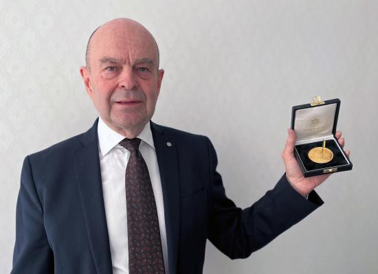 Bo-Erik Pers, tidigare vd på Jernkontoret, har tilldelats brukssocietetens finaste belöningstecken, Jernkontorets stora medalj i guld, till förtjänta personer inom den svenska bergshanteringen.