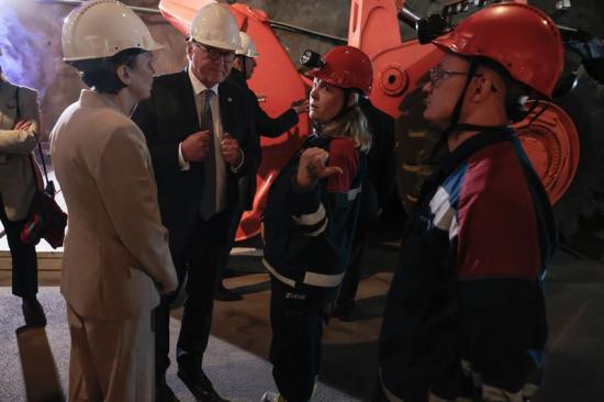Presidentparet diskuterar med lastarna Ingela Jansson och Karl-Johan Niva om arbetet under jord.