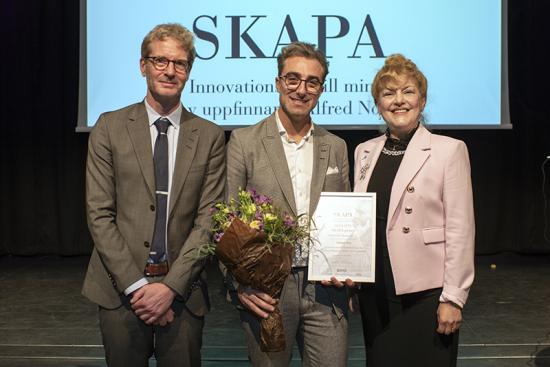Björn Florman, Stockholmsmässan, årets vinnare Samer Issa och Minoo Akhtarzand, ordförande i Stiftelsen SKAPA.