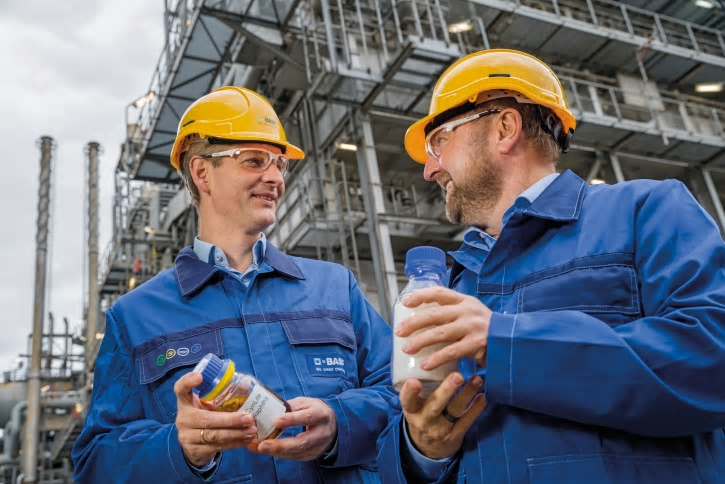 Stefan Gräter och Andreas Kicherer arbetar på projektet ChemCycling, som gör det möjligt att producera nya produkter av kemiskt återvunnen plast.