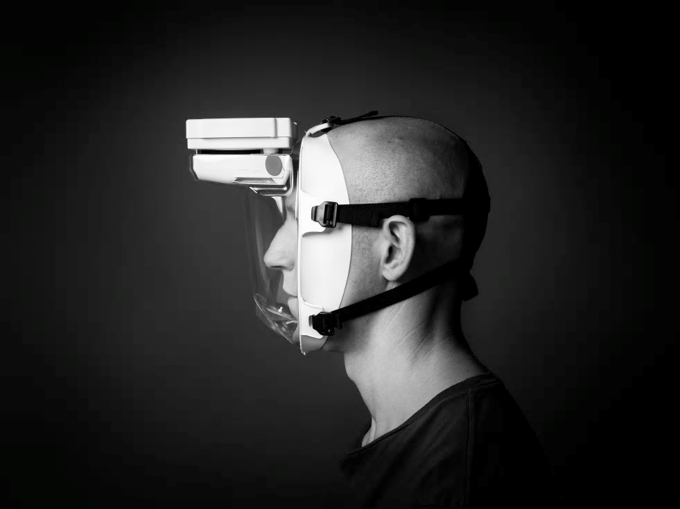 Masken mäter i realtid kraften i varje andetag och levererar den luft och det tryck som användaren behöver.
