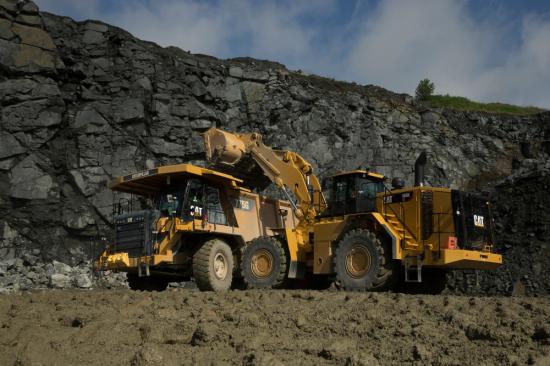 Cats nya eldrivna hjullastare 988K XE tillsammans med Cat 775G
