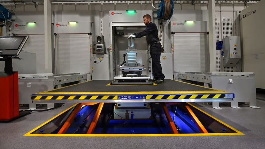 Den unikt framtagna arbetsplattformen förbättrar ergonomin och produktiviteten på Emhart Glass produktionslina.