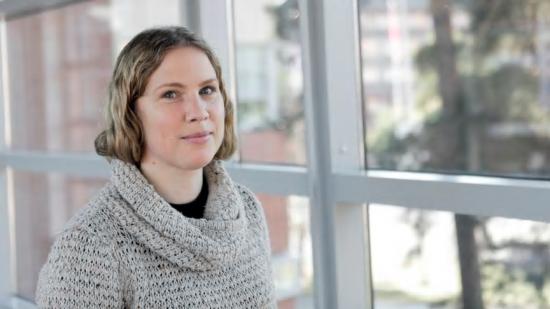 Boel Ekergård är en av flera forskare på Högskolan Väst som undersöker hur ferrit från svenska gruvor kan ersätta sällsynta jordartsmetaller i elbilsmotorer.