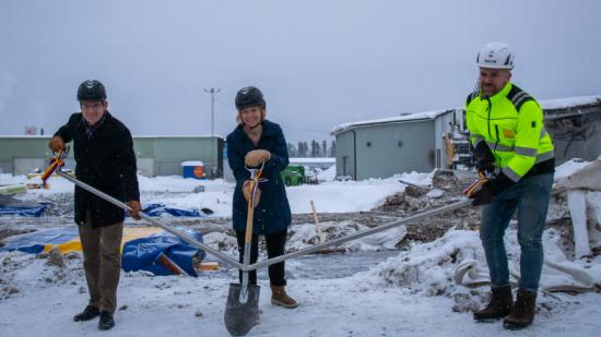 Bild från första spadtaget för Polarbröds nya bageri i &Auml;lvsbyn tidigare i år.