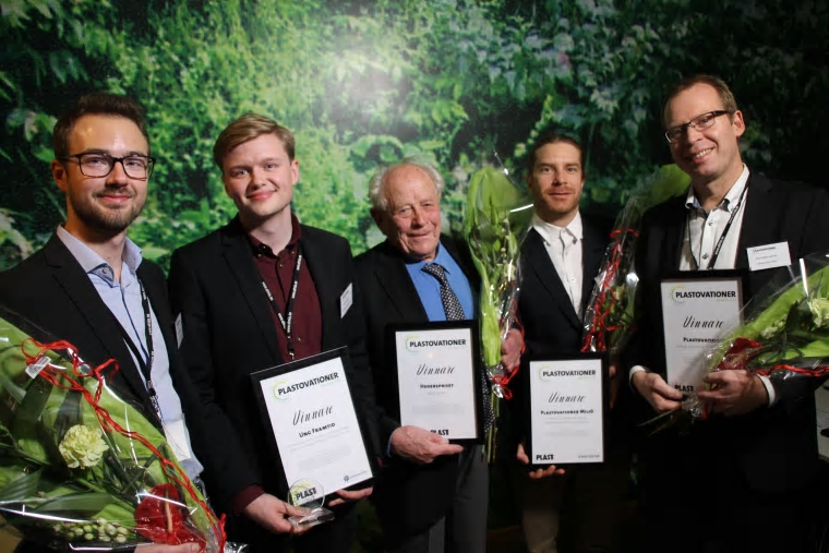 Från vänster: Några av kvällens vinnare var Victor Jönsson och Victor Brickling, Lunds tekniska Univ (Ung Framtid), Nils Levin (Hederspriset), Jan Persson, Nordic Surf Development (Miljö) och Hans Brännström, Välinge Innovation (Plastovation).