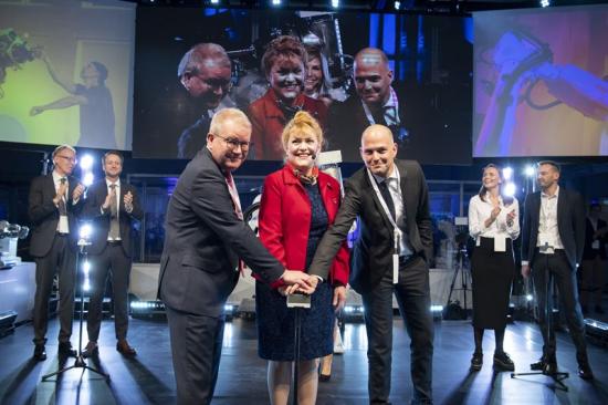 Anders Teljebäck, Minoo Akhtarzand och Emil Högberg inviger centret. I bakgrunden syns (f v.): Johan Söderström, Dennis Helfridsson, Madeleine Winberg och Jesper Lundstedt.
