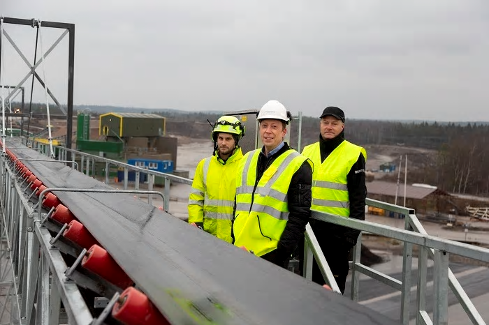 Martin Andersson, Sandströms Elfirma, Daniel Lundqvist, Elektroskandia och Henrik Sandelin, Rowall vid transportbandet på D.A Mattssons Tipp och återvinningsanläggning.