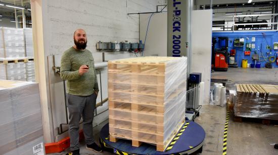 Johan Zetterborg, linjechef för palletering och oxalert på Fresenius Kabi, är nöjs över inköpet.