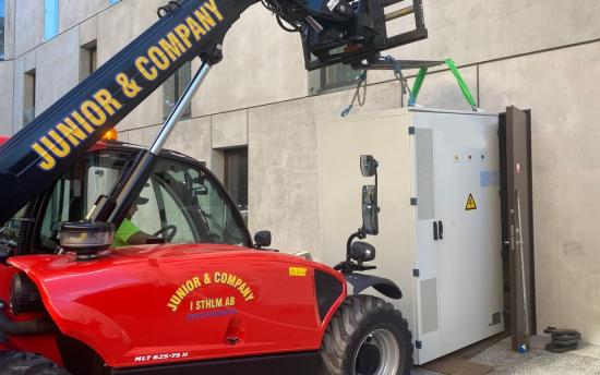 Här införs ett av ställen med batterierna i det specialbyggda teknikrummet som hanterar brand, vätskeläckage, kylning och som även inkapslar elstrålning.