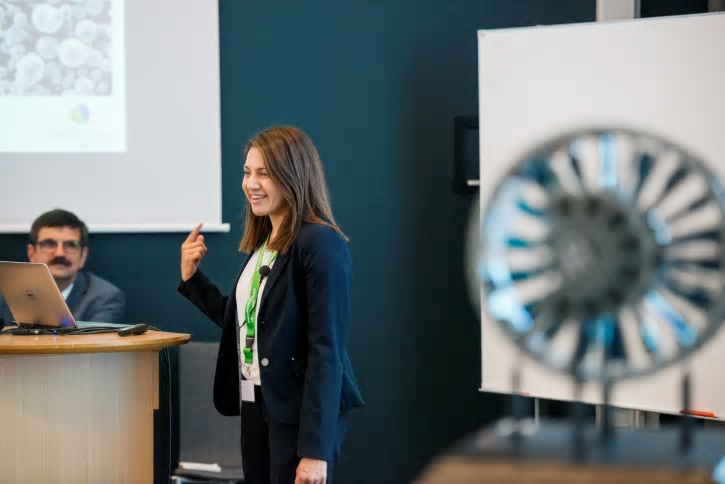 Charmaine Cordo från Rolls-Royce presenterar världens största växlade fläktmotor UltrafanTM.