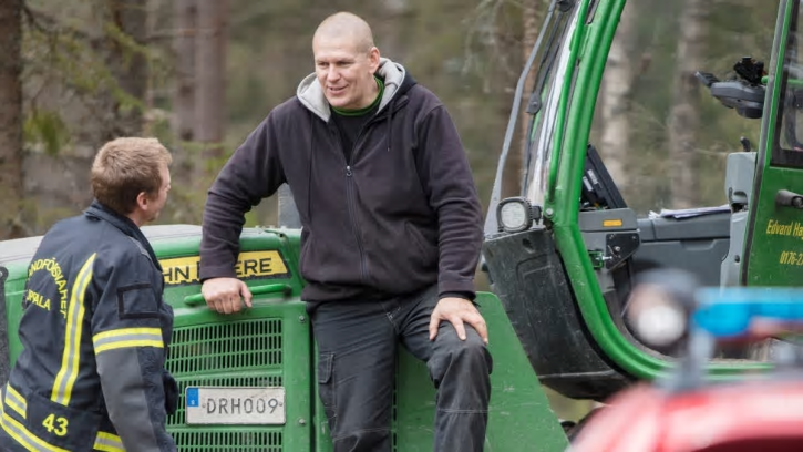 Vid varje situation som bedöms som riskfylld hålls ett samråd. Det leder ofta till att man byter till en annan avverkningsplats, kör på natten eller sätter ut brandvakter.