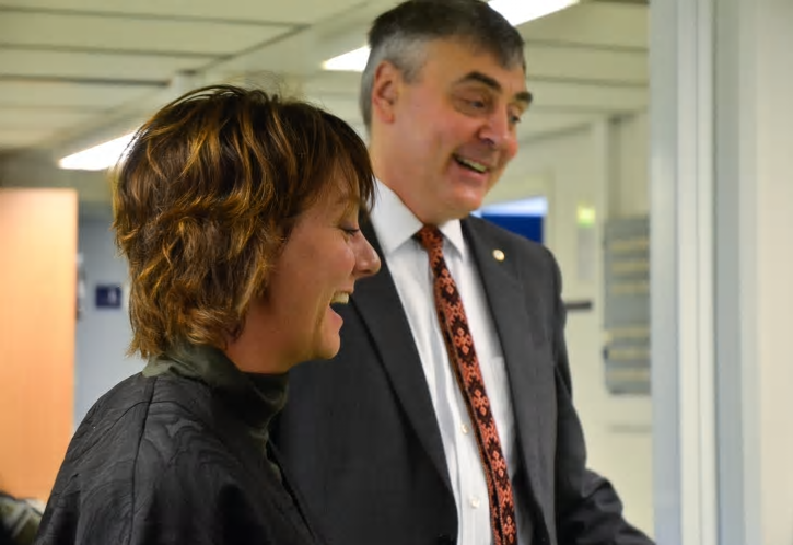 Rymdminister Matilda Ernkrans fick se IRF:s verksamhet och lokaler på huvudkontoret i Kiruna. Här med föreståndare Stas Barabash inne på elektroniklaboratoriet.