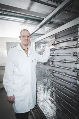 Tomas Gustafsson, senior forskare på RISE Processum, framför den kontinuerliga HTL-piloten.