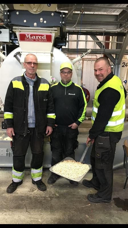 Första pelletsleveransen på väg från Långasjö. Från vänster Bo Lindqvist, Södra, Magnus Larsson, Mared och Henrik Andersson, Mared.