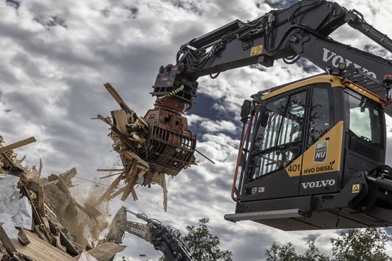 Volvo EC250EL har High & Wide undervagn och hydrauliskt höjoch tiltbar hytt vilket gör den lämplig i rivningsarbete.