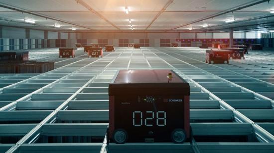 AutoStore är ett automatiskt lagrings- och hämtningssystem som använder robotar för att transportera behållare med varor från hyllsystemet.