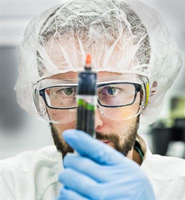 Gábor Méhes, forskare vid Laboratoriet för organisk elektronik.