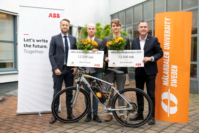 ABB:s Robotikstipendium tilldelades Tom Andersson och Niklas Persson för ”Development of a robust cascade controller for a riderless bicycle”.