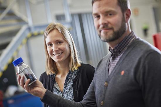 Elin Hernebrant och Ryan Robinson, ingenjörer på Höganäs.