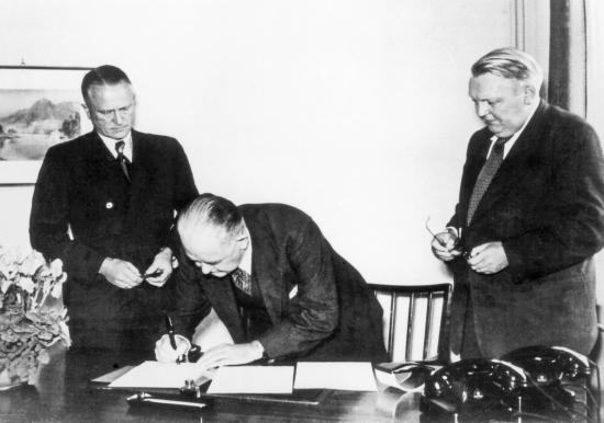 &Ouml;verste Charles Radclyffe undertecknade protokollet som överför förvaltningen av Volkswagenwerk till den federala tyska regeringen.