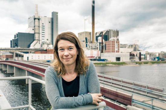 ”Från 1960-talet och framåt har vår lokala miljöpåverkan stadigt minskat trots att produktionen ökat. Iggesund har all anledning att känna stolthet för den utvecklingen tillsammans med att bruket drivs nästan helt utan användning av fossila bränslen”, säger Anna Mårtensson, miljöchef vid Iggesund Paperboard svenska tillverkning, Iggesunds Bruk.
