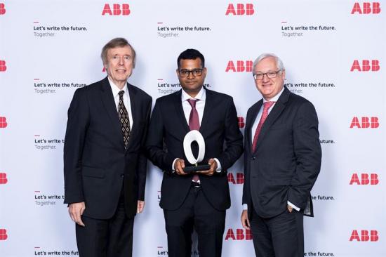 Hubertus von Grünberg (föredetta ordförande på ABB), Ambuj Varshney (vinnare av utmärkelsen), Peter Voser (ordförande och koncernchef på ABB).