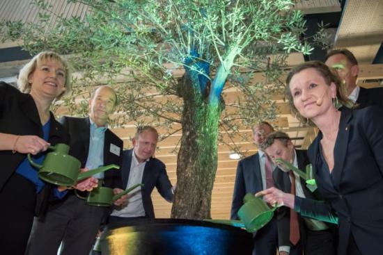 Invigningen genomfördes av högre utbildnings- och forskningsminister Helene Hellmark Knutsson, kommunstyrelsens ordförande (S) i Södertälje Boel Godner, rektor KTH Sigbritt Karlsson, styrelseordförande Södertälje Science Park Leif &Ouml;stling, vd Scania Henrik Henriksson, vd AstraZeneca AB Jan-Olof Jacke och ordförande Knut och Alice Wallenbergs Stiftelse Peter Wallenberg Jr.