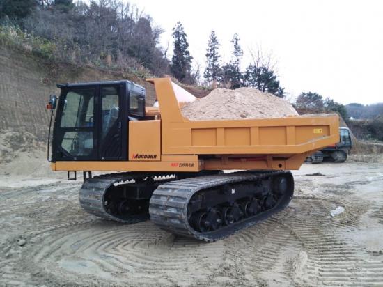 Morookas bandgående dumper MST-2200VDR, har en maxlast på 11 ton och tar sig fram överallt.