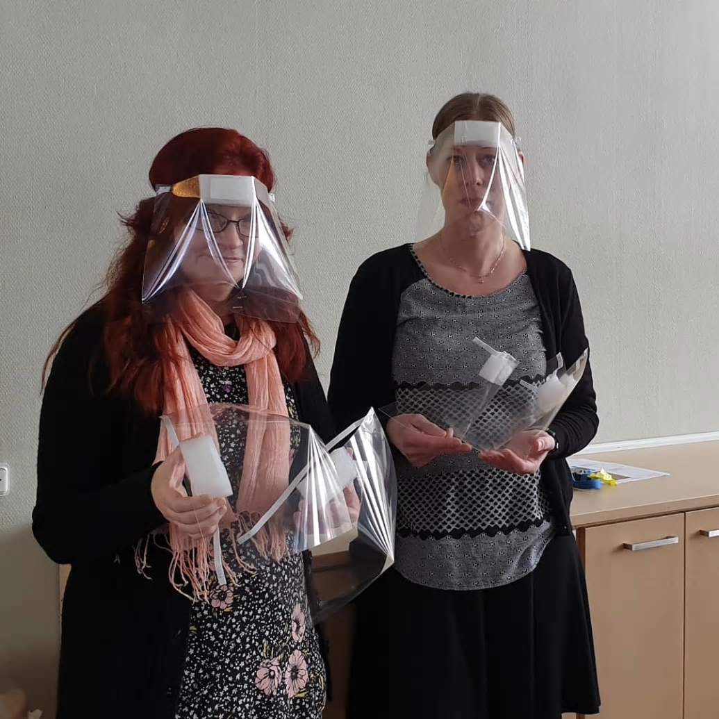 Hjördis Nilsson och Magdalena &Ouml;ström har tillverkat engångsvisir till Hälsocentralen I &Ouml;vertorneå.