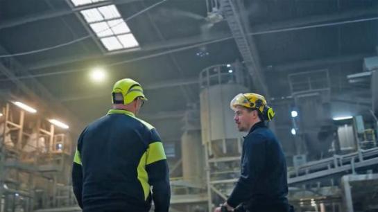 Produktionsledarna Ola Uhrstr&ouml;m och Niklas S&ouml;rling p&aring; Hasopor f&aring;r sina &ouml;nskningar om en ny tork uppfyllda