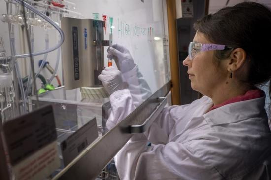 Alexandra Stubelius använder elektrospray för att göra fluorescerande nanopartiklar