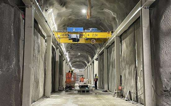 Montering av travers i en bergstunnel.