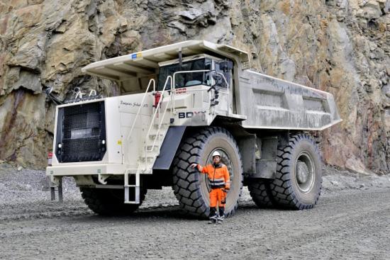 Swecon breddar sitt sortiment för gruvindustrin med tipptruckarna Terex Trucks TR70 och TR100. Med Volvo CE i ryggen och Swecons servicenät är tipptruckarna redan attraktiva inom gruvindustrin. I somras levererade Swecon den första Terex tipptrucken till Lars-Göran ”Lalla” Rutqvist - en TR100 med en lastkapacitet på 57 kubikmeter eller närmare 100 ton och som har en motor som levererar drygt 1 000 hästkrafter (783 kW).
