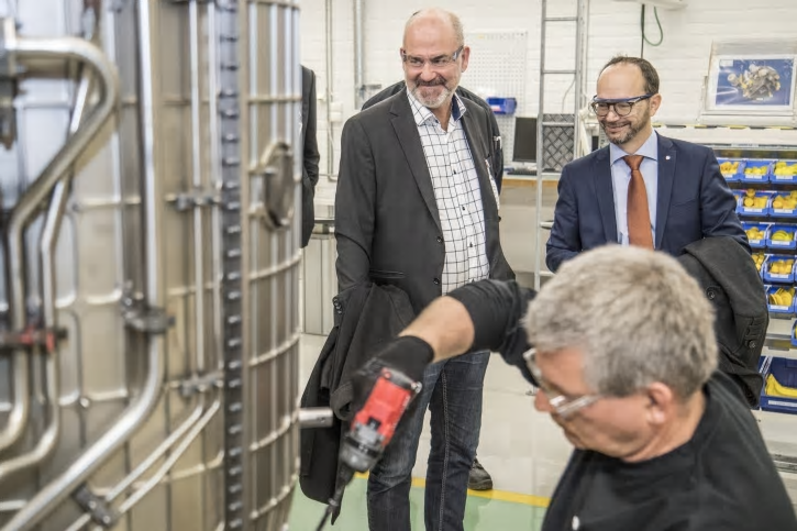 Tomas Eneroth (t h) och riksdagsledamot Peter Johnsson under verkstadsbesök på GKN.