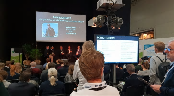 Fullsatt under hållbarhetsdebatten med deltagare från Oatly, Volvo Group, Tetra Pak och Stora Enso.