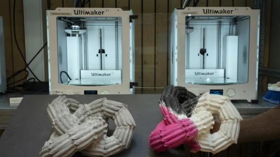 Den slutgiltiga skulpturen till vänster, med en 3D-printad prototyp till höger.