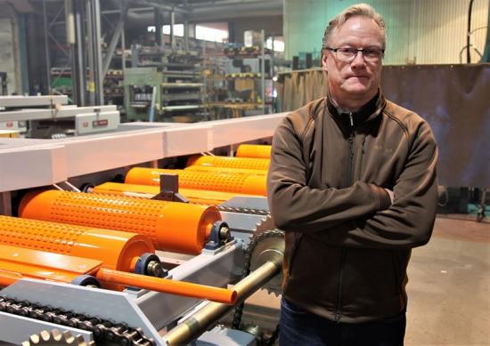Ulf Persson, platschef på Lönneberga Mekaniska AB vid en av de leveransfärdiga timmerbanorna som ska till Sundsvall.