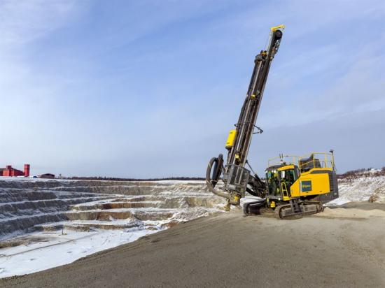 En Epiroc SmartROC D65 ovanjordsborrigg för stenbrytning och gruvdrift, en av maskinerna som tillverkas av divisionen Surface and Exploration Drilling i &Ouml;rebro.