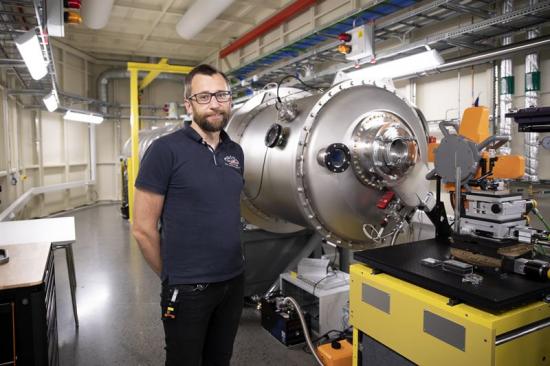 Kim Nygård, ansvarig för ForMAX-strålröret, framför ForMAX vid MAX IV.