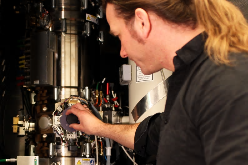 Magnus Garbrecht och hans kollegor använde elektronmikroskopet Arwen för att detaljstudera atomers rörelser i tunnfilm.
