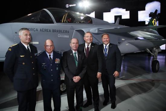 Generalmajor Mats Helgesson, flygvapenchef, generallöjtnant Antonio Carlos Moretti Bermudez, brasiliansk flygvapenchef;  Fernando Azevedo e Silva, Brasiliens försvarsminister; Håkan Buskhe, VD och koncernchef, samt Jonas Hjelm, chef för Saabs affärsområde Aeronautics.