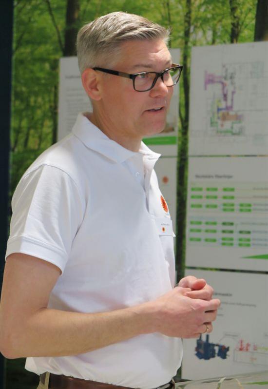 Brukschef Henrik Holm berättar om brukets verksamhet och pågående investeringar.