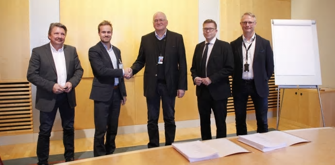 Fr v: Lars-Rune Thorsell, Affärsområdeschef Basindustri Veolia Sweden, Håkon Vist, koncernchef Veolia Norden, Ulf &Ouml;hnfeldt, Site chef Sandvik, Sandviken, Claes &Aring;kerblom CFO SMT, samt Petter Eriksson Senior Project Manager SMT.
