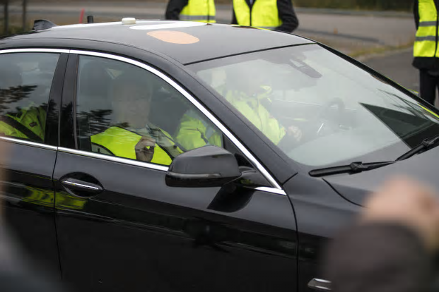 Sattes sig i demonstrationsbilen och åkte med.