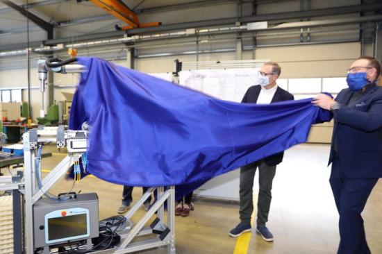 Ceremoni när den 50 000:e sålda UR-coboten levererades till tyska Vema.