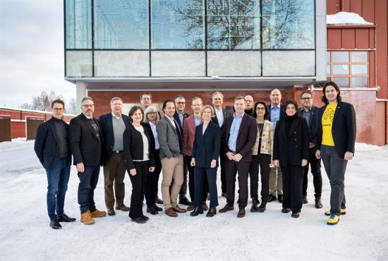 Glada deltagare från Luleå tekniska universitet och ABB. Fr v: Niklas Lehto, Karl Andersson, Mikael Dahlgren, Marta Lena Antti, Fredrik Granberg, Lena Anttila, Mikael, Miglis, Peter Malm, Johan Granström, Birgitta Bergvall-Kåreborn, Michael Nilsson, Ulf Hellström, Pär Weihed, Shiva Sander-Tavallaey, Erik Bohman, Elin Spector, George Nikolakopoulos och Marcus Liwicki.
